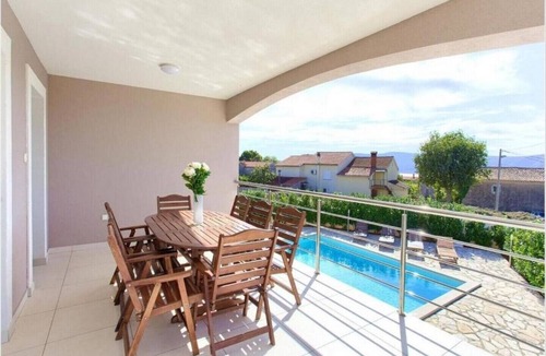 Milohnici Villa | Cozy Villa With Pool