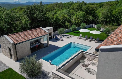 Kras Villa | Deluxe Villa Vonskari with Heated Pool and Complete Privacy