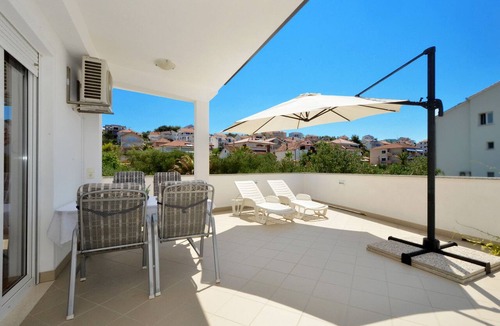 Okrug Gornji Apartment | DEUX LIONS 2 Apartment for 4 + 1 people, just 100 meters from Copacabana Beach