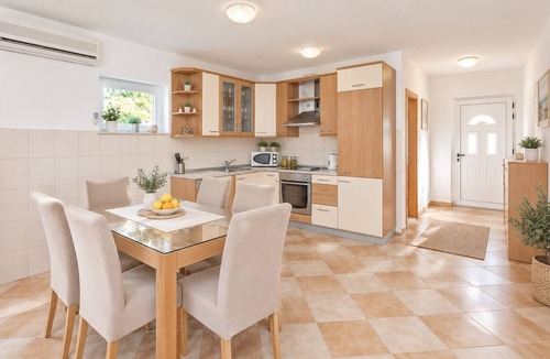 Podaca Apartment | Direct Beachfront Stay Family-Friendly with Free Parking & Wi-Fi
