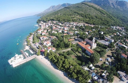 Podaca Apartment | Direct Beachfront Stay Family-Friendly with Free Parking & Wi-Fi