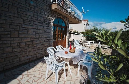 Pirovac House | direkt am Meer und Strand, mit großem Garten und Terrasse, hervorragend für Fam by Interhome