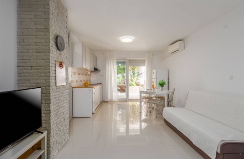 Brulo Apartment | Dog-friendly apartment with Mediterranean garden - 600 metres from the beach