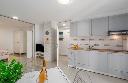 Brulo Apartment | Dog-friendly apartment with Mediterranean garden - 600 metres from the beach