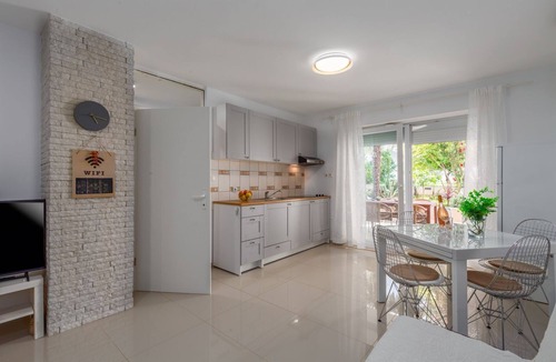 Brulo Apartment | Dog-friendly apartment with Mediterranean garden - 600 metres from the beach