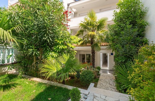 Brulo Apartment | Dog-friendly apartment with Mediterranean garden - 600 metres from the beach