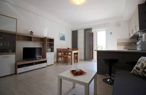 Porec Apartment | Dog-friendly flat just 600 metres from the beach with garden and barbecue