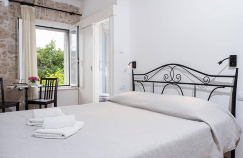 Dubrovnik Bed & Breakfast | Double bed room, 500 year old guesthouse with pool