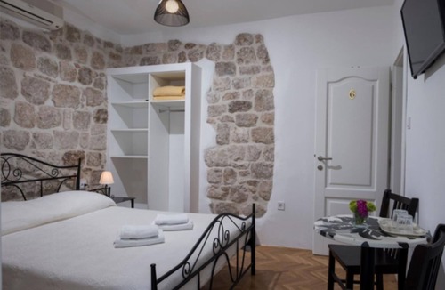 Dubrovnik Bed & Breakfast | Double bed room, 500 year old guesthouse with pool