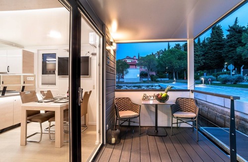 Seca Boat Rental | Dreamy houseboat by the sea with terrace and hot tub