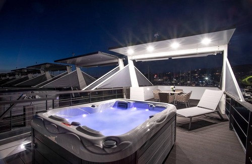 Seca Boat Rental | Dreamy houseboat by the sea with terrace and hot tub