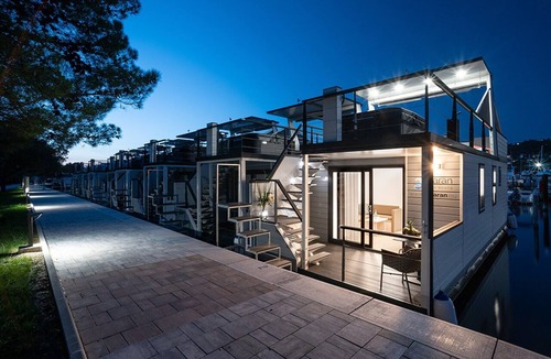 Seca Boat Rental | Dreamy houseboat by the sea with terrace and hot tub