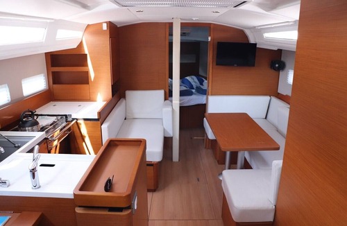 Komolac Boat Rental | Dubrovnik Delight: A Sun-Kissed Sailing Experience