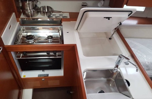 Komolac Boat Rental | Dubrovnik Delight: A Sun-Kissed Sailing Experience