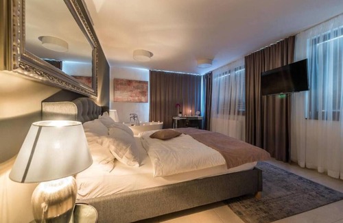 Plitvica Selo Bed & Breakfast | Dvokrevetna soba Deluxe s bračnim krevetom i kadom