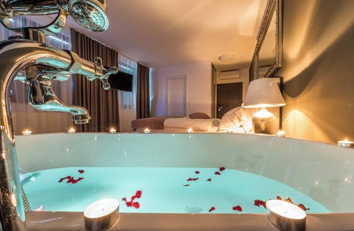 Plitvica Selo Bed & Breakfast | Dvokrevetna soba Deluxe s bračnim krevetom i kadom