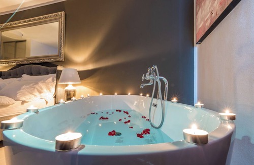 Plitvica Selo Bed & Breakfast | Dvokrevetna soba Deluxe s bračnim krevetom i kadom