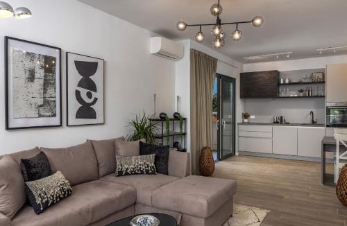 Mali Maj House | Elegant CASA ARIA with 2 gardens and BBQ facilities