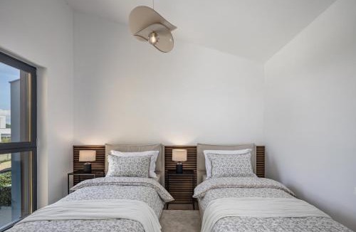 Mali Maj House | Elegant CASA ARIA with 2 gardens and BBQ facilities