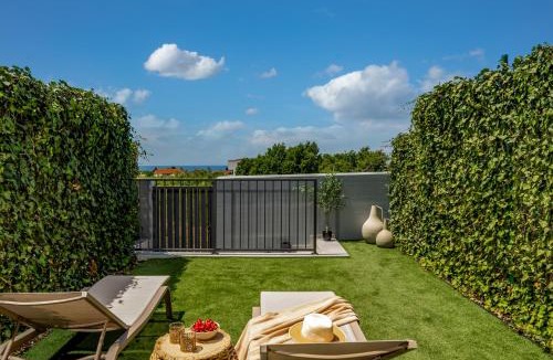 Mali Maj House | Elegant CASA ARIA with 2 gardens and BBQ facilities