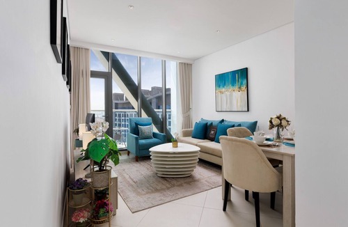 Palm Jumeirah Apartment | Elegant Palm Retreat w/Iconic Sea & Marina Vws