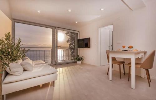 Lozica Apartment | Elegant Seafront Stay - Villa Mila