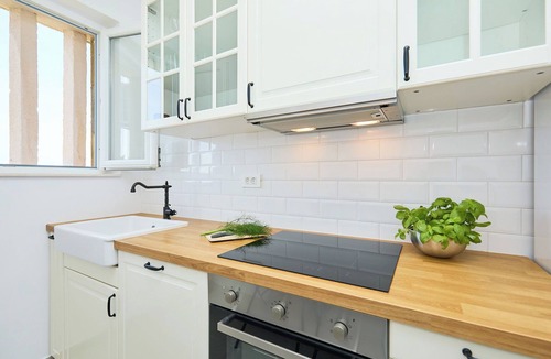 Gornji Kono Apartment | Evergreen Escape - One Bedroom Apartment, Sleeps 4