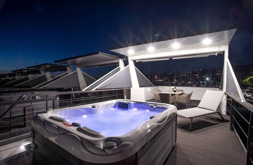 Seca Boat Rental | Exclusive houseboat with hot tub