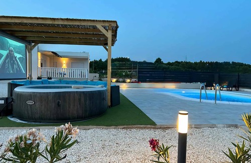 Bilice Villa | Familly house with heated pool WHITOUT CHEMICAL,jacuzzi&cinema projector