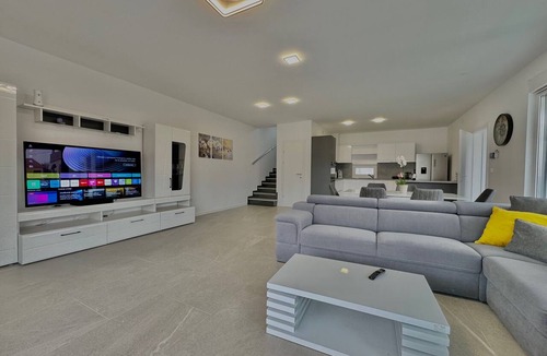 Milcetici House | Family-Friendly Holiday Home Tamaris Premium with Private Pool & Garden