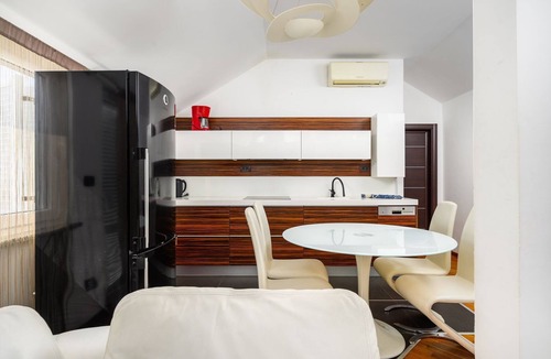 Katoro Apartment | Fantastic apartment just 300 metres from the beach with a view of the tennis court - dogs welcome