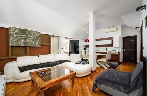 Katoro Apartment | Fantastic apartment just 300 metres from the beach with a view of the tennis court - dogs welcome