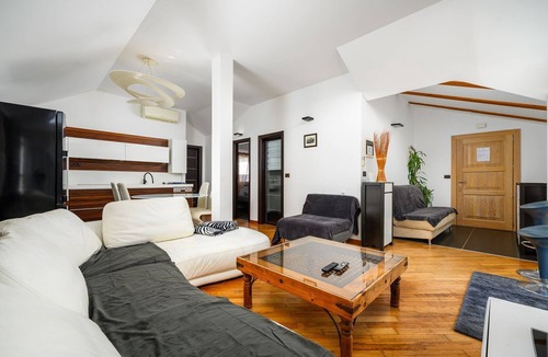 Katoro Apartment | Fantastic apartment just 300 metres from the beach with a view of the tennis court - dogs welcome