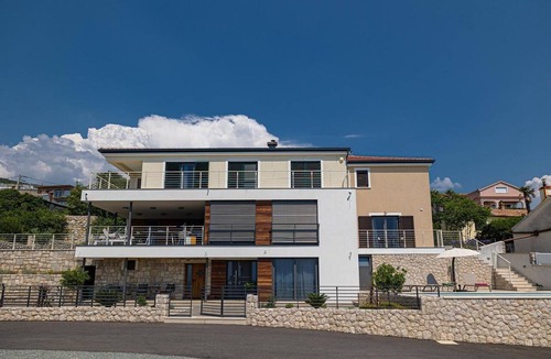 Dramalj House | Fantastic finca only 480 meters to the beach with sea views, private pool, washing machine