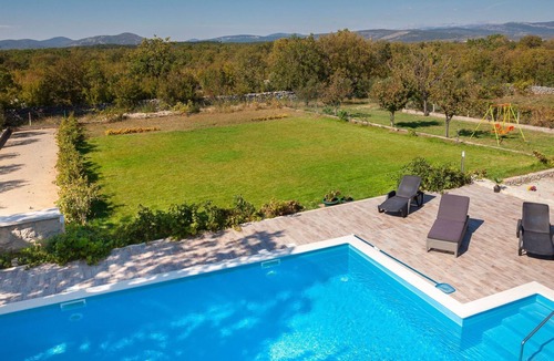 Sestanovac House | Ferienvilla mit Kamin am Waldrand by Interhome
