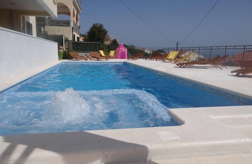 Businci Apartment | Ferienwohnung, Meerblick Terrasse beheizter Pool by Interhome