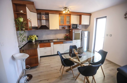 Stranici kod Nove Vasi Apartment | Ferienwohnung mit großem Garten, Grill & Parkplatz – nur 5 Min. zum Meer