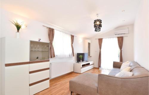 Trilj House | Five-Bedroom Holiday Home In Grab