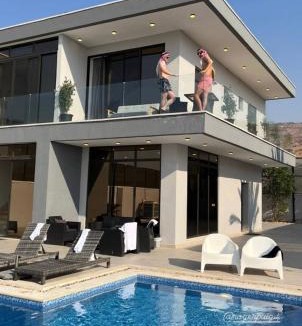 Sweimeh House | Follow Sea Villa