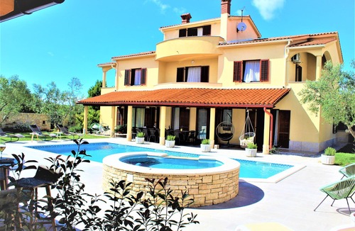 Vodnjan Villa | For large group, pool 50 m2-option heated pool, Jacuzzi, 4 km beach, sea view