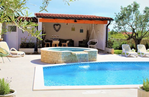 Vodnjan Villa | For large group, pool 50 m2-option heated pool, Jacuzzi, 4 km beach, sea view