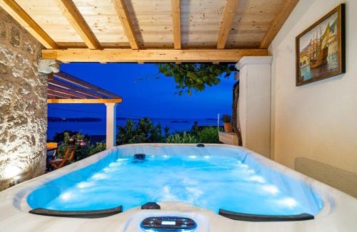 Plat Apartment | Fortuno-Luxury seaview apartment with outdoor jacuzzi near Dubrovnik