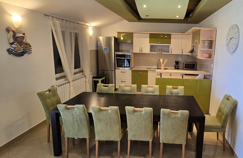 Bibinje Apartment | Four-bedroom apartment with a swimming pool Bibinje, Zadar (A-6121-a)