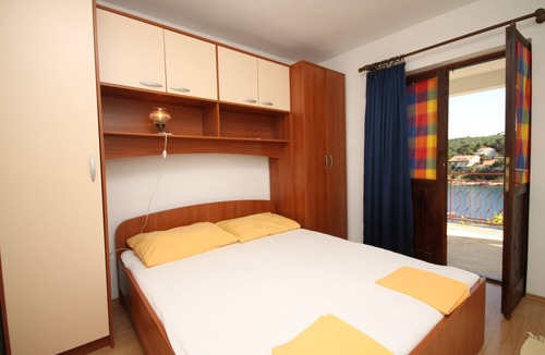 Vrbanj Apartment | Four-bedroom apartment near beach Basina, Hvar (A-8749-a)