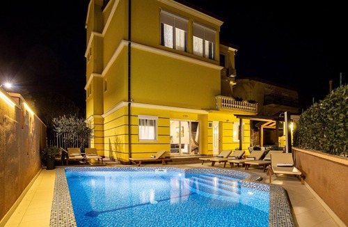 Vintijan Apartment | Four-bedroom apartment with a swimming pool Pula (A-14924-a)