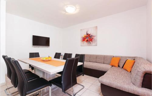 Stobrec House | Four-Bedroom Holiday Home In Stobrec