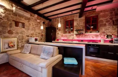 Komiza House | Four Bedroom House with Terrace