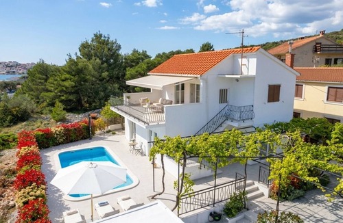 Podglavica House | Four Bedroom Villa with Terrace and Outdoor Pool