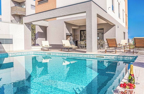 Seget Donji Villa | Gold-villa near Split-private pool & rooftop Jacuzzi