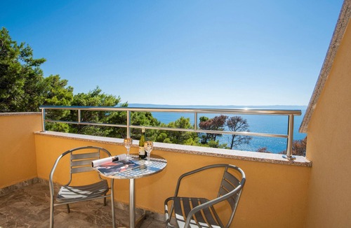 Bratus Apartment | Gorgeous apartment in Krvavica with WiFi
